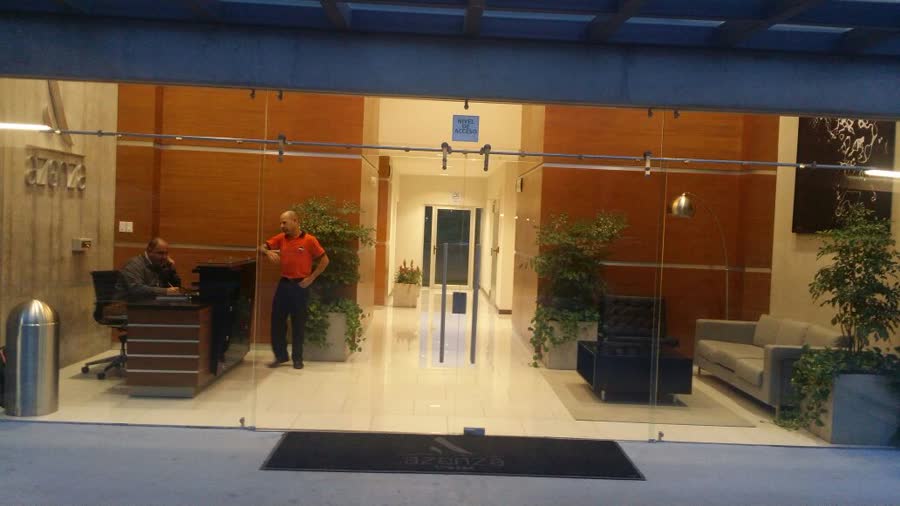 Fachada de vidrio en un edificio de oficinas