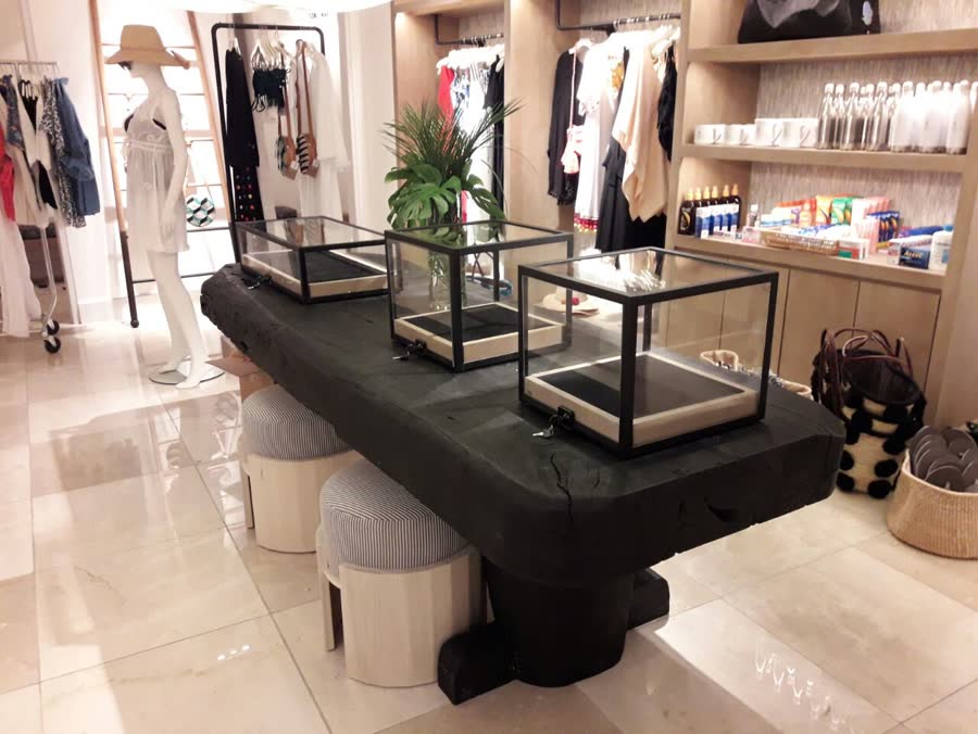 Vitrinas de vidrio en una tienda